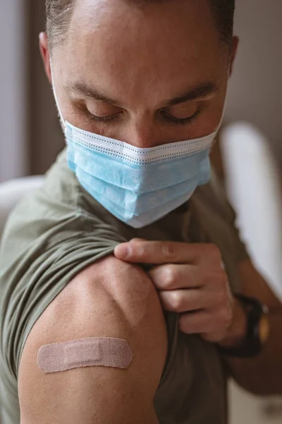 Caucasian Man Wearing Face Mask Showing His Vaccinated Shoulder Home — Stock Photo, Image