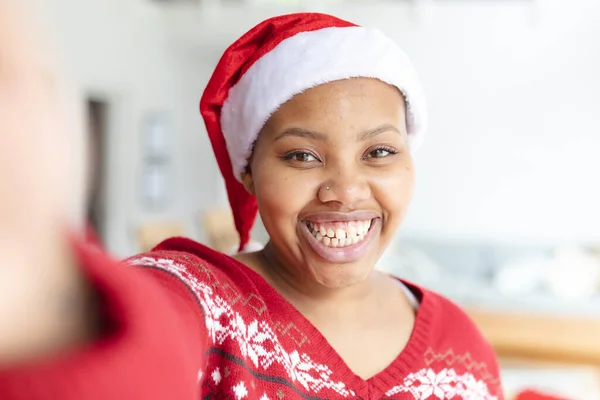 Feliz Afroamericana Más Mujer Tamaño Sombrero Santa Haciendo Videollamada Navidad —  Fotos de Stock