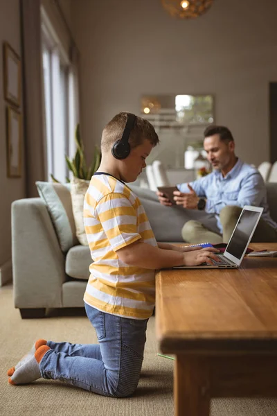 Blanke Jongen Draagt Een Koptelefoon Met Laptop Woonkamer Thuis Home — Stockfoto