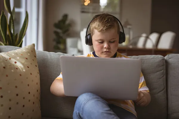 Blanke Jongen Draagt Een Koptelefoon Met Laptop Bank Thuis Home — Stockfoto