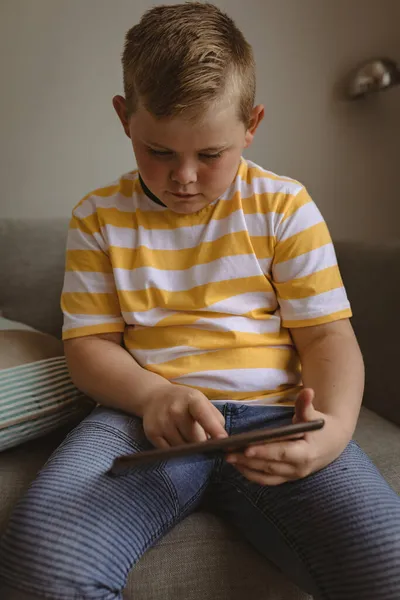 Blanke Jongen Met Behulp Van Digitale Tablet Zitten Bank Thuis — Stockfoto