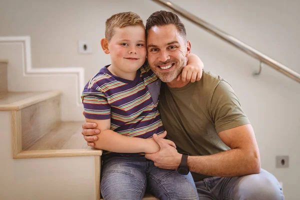 家の階段には白人の父親と息子の笑顔の肖像画 父親と愛の概念 — ストック写真