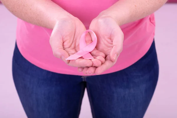 Ruce Ženy Růžovém Tričku Držící Růžovou Stuhu Rakovina Prsu Pozitivní — Stock fotografie