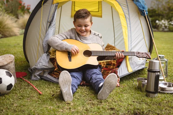 Garçon Caucasien Souriant Tout Jouant Guitare Assis Dans Une Tente — Photo