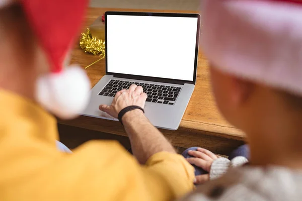 Visão Traseira Pai Filho Usando Laptop Com Espaço Cópia Casa — Fotografia de Stock