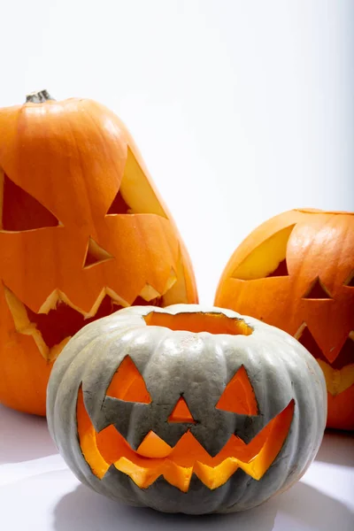 Samenstelling Uit Drie Halloween Gesneden Pompoenen Met Kopieerruimte Witte Achtergrond — Stockfoto