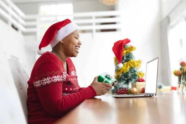 Glad Afrikansk Amerikan Storlek Kvinna Tomte Hatt Gör Jul Videosamtal — Stockfoto