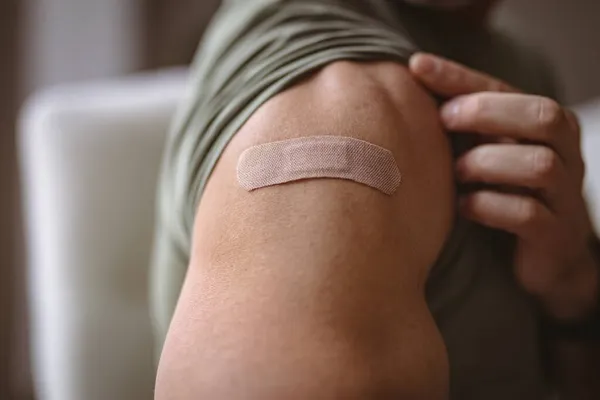 Mid Section Man Showing His Vaccinated Shoulder Home Vaccination Prevention — Stock Photo, Image