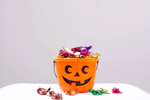 Composição Balde Halloween Com Doces Truque Tratar Fundo Branco Halloween — Fotografia de Stock