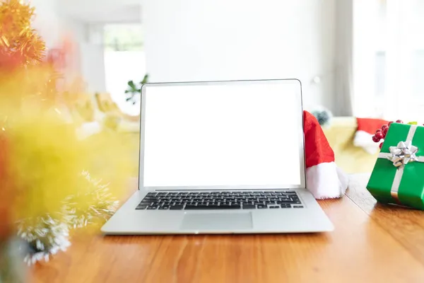 Laptop Kopírovacím Prostorem Obrazovce Ležící Stole Vánoční Výzdobou Vánoční Slavnostní — Stock fotografie