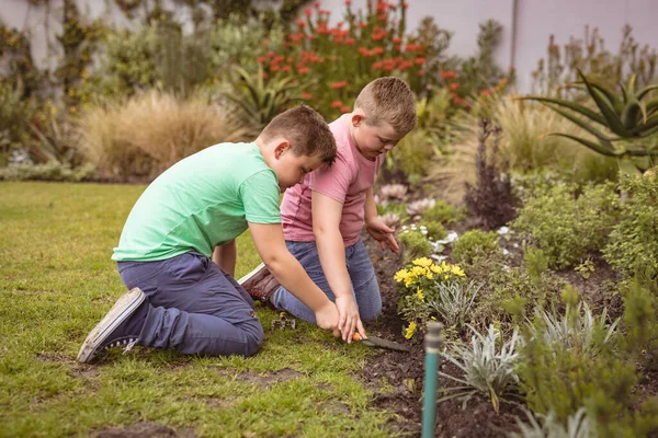 Dois Meninos Caucasianos Com Ferramentas Jardinagem Juntos Jardim Conceito Hobby — Fotografia de Stock