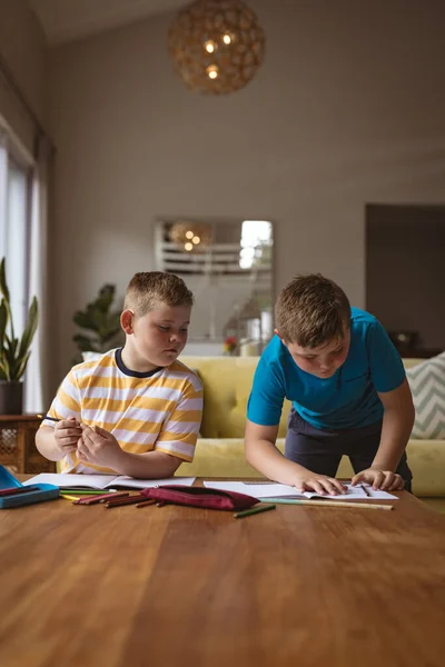 Twee Blanke Jongens Tekenen Hun Boeken Woonkamer Thuis Kinder Hobbyconcept — Stockfoto
