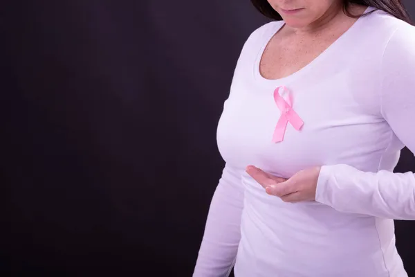 Mitten Kaukasiska Kvinna Vit Tröja Med Rosa Band Gest Bröstcancer — Stockfoto