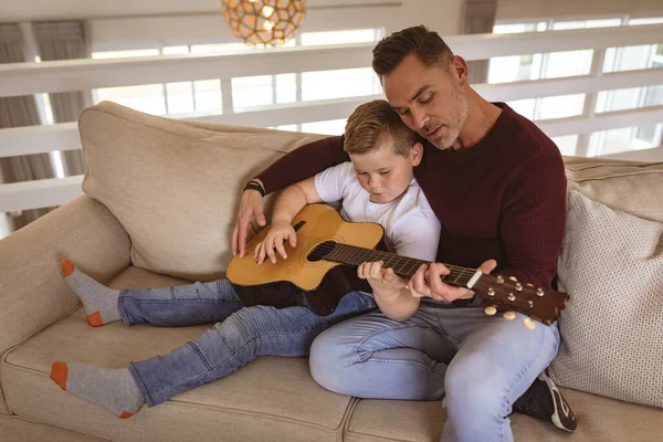 Kaukasischer Vater Bringt Seinem Sohn Das Gitarrespielen Bei Wenn Hause — Stockfoto