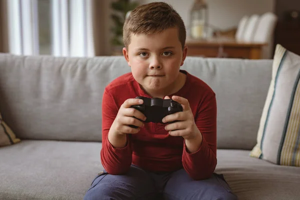 Biały Chłopiec Gra Gry Wideo Siedząc Kanapie Domu Koncepcja Gier — Zdjęcie stockowe