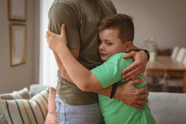 白人男孩在家里的客厅里拥抱他的父亲 父爱概念 — 图库照片