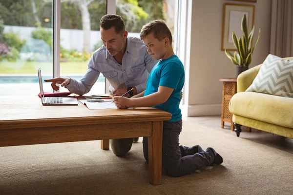 Kaukasische Vader Die Laptop Gebruikt Zijn Zoon Helpen Met Huiswerk — Stockfoto