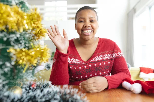 Feliz Africano Americano Más Tamaño Mujer Estoy Haciendo Videollamada Navidad —  Fotos de Stock