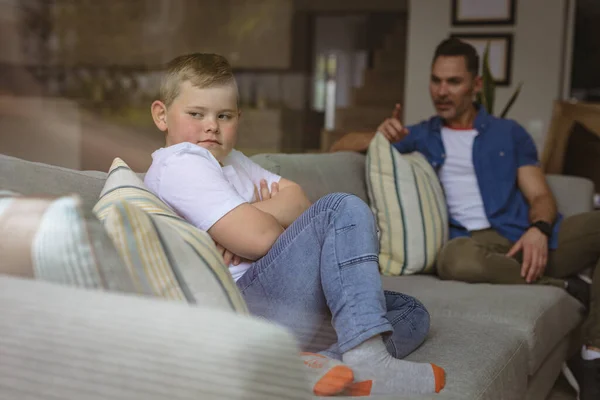 Beyaz Bir Baba Evdeki Kanepede Oturup Oğlunu Azarlıyor Babalık Çocukluk — Stok fotoğraf