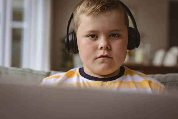 Portret Białego Chłopca Noszącego Słuchawki Laptopem Siedzącym Kanapie Domu Koncepcja — Zdjęcie stockowe
