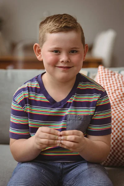 Portret Van Een Blanke Jongen Die Handgebaren Maakt Terwijl Hij — Stockfoto