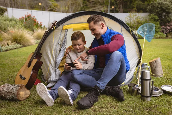Caucasian Father Son Using Smartphone While Sitting Tent Garden Fatherhood — Stock Photo, Image