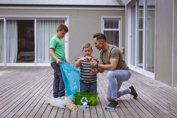 Pai Caucasiano Dois Filhos Que Reúnem Materiais Plásticos Uma Bolsa — Fotografia de Stock