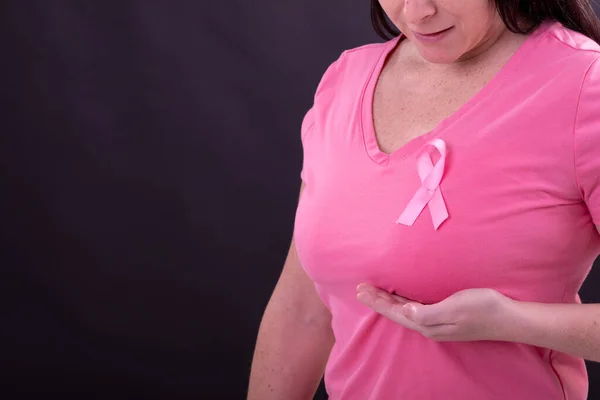 Střední Část Bělošky Růžovém Tričku Růžovou Stuhou Rakovina Prsu Pozitivní — Stock fotografie