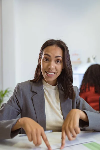 在现代化的办公室里 坐在办公桌旁做视频通话的一个笑容可亲的女商人 办公和办公场所 — 图库照片