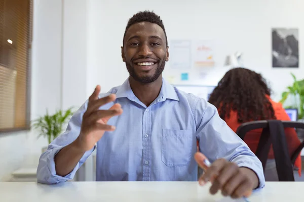 Lächelnder Afrikanisch Amerikanischer Geschäftsmann Der Modernen Büro Schreibtisch Sitzt Und — Stockfoto