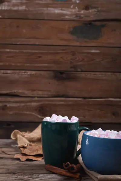 Marshmallows Mit Heißer Schokolade Bechern Auf Einem Holztisch Mit Kopierraum — Stockfoto