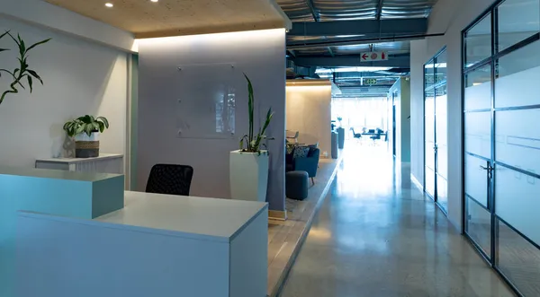 사무실의 리셉션 카운터의 사업장 현대식 사무실 — 스톡 사진