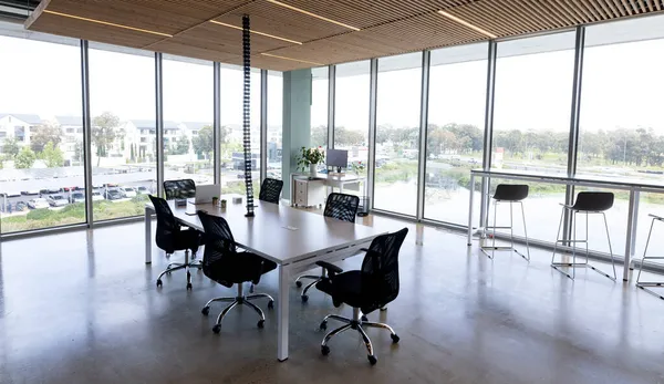 Empty Black Swivel Chairs Arranged Desk Modern Office Workplace Modern — Stock Photo, Image