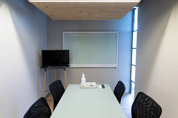 在会议室的空椅子 办公室的屏幕上有复制的空间 会议和办公室工作场所 — 图库照片