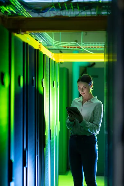 Engenheira Branca Usando Tablet Digital Enquanto Inspeciona Sala Servidor Computador — Fotografia de Stock