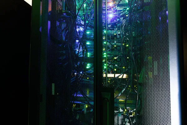 关闭一个现代计算机服务器的视图 现代云计算和超级计算机技术概念 — 图库照片