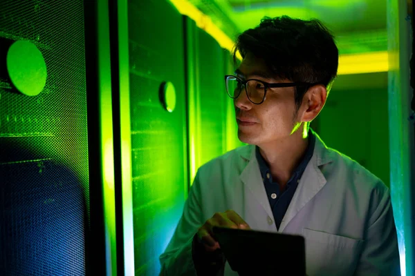 Asijský Muž Inženýr Nosí Zástěru Pomocí Digitálního Tabletu Při Kontrole — Stock fotografie