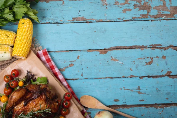 Μαγειρεμένο Κοτόπουλο Και Πολλαπλά Συστατικά Τροφίμων Χώρο Αντιγραφής Μπλε Ξύλινη — Φωτογραφία Αρχείου