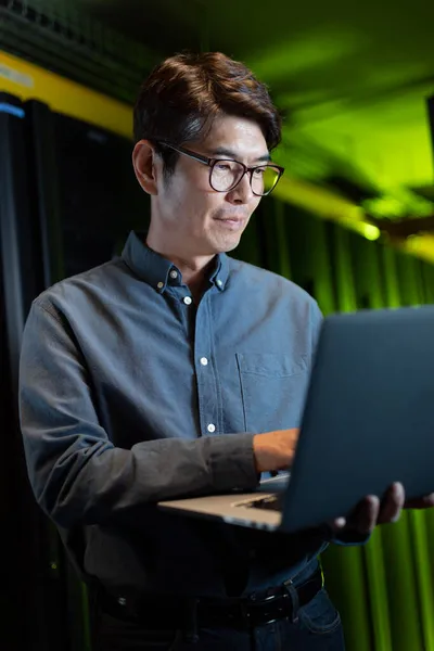 Asian Male Engineer Using Laptop Computer Server Room Database Server — Stock Photo, Image