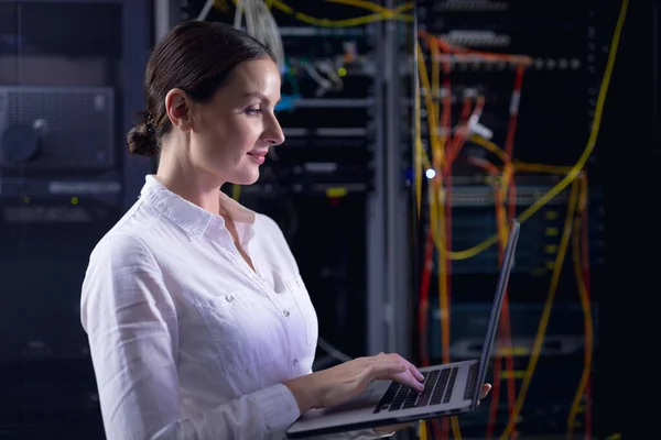 Vit Kvinnlig Ingenjör Som Använder Laptop Datorserverrummet Förvaltning Och Underhåll — Stockfoto