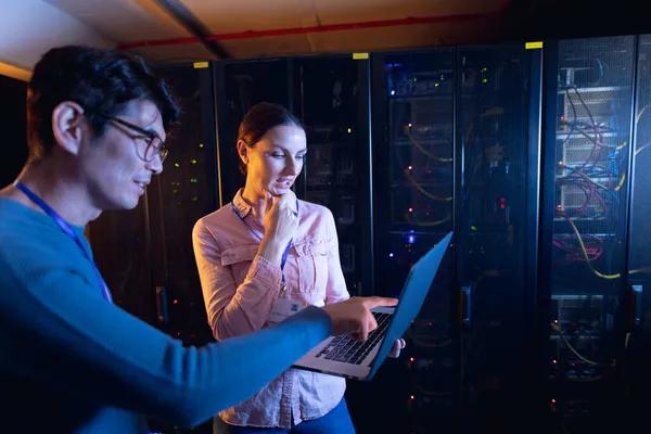 Diverse Male Female Engineers Using Laptop Computer Server Room Database — Stock Photo, Image