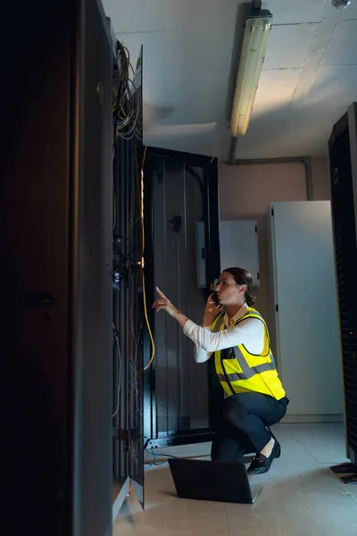 Bilgisayarlı Beyaz Kadın Mühendis Bilgisayar Sunucu Odasını Incelerken Akıllı Telefondan — Stok fotoğraf