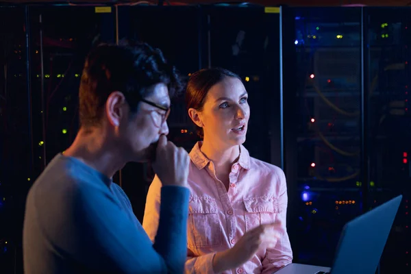 Diverse Male Female Engineers Using Laptop Computer Server Room Database — Stock Photo, Image