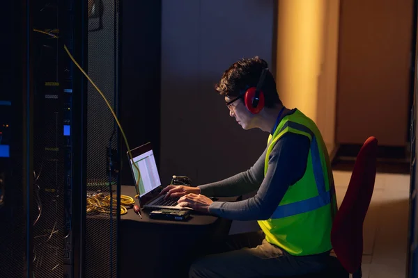 Engenheiro Masculino Asiático Usando Tampões Ouvido Usando Laptop Sala Servidor — Fotografia de Stock
