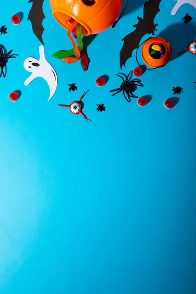 Vista Vicino Più Caramelle Halloween Giocattoli Sullo Sfondo Blu Festa — Foto Stock