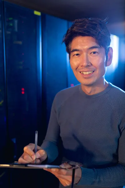 Portrait Asian Male Engineer Smiling While Writing Clipboard Computer Server — Stock Photo, Image