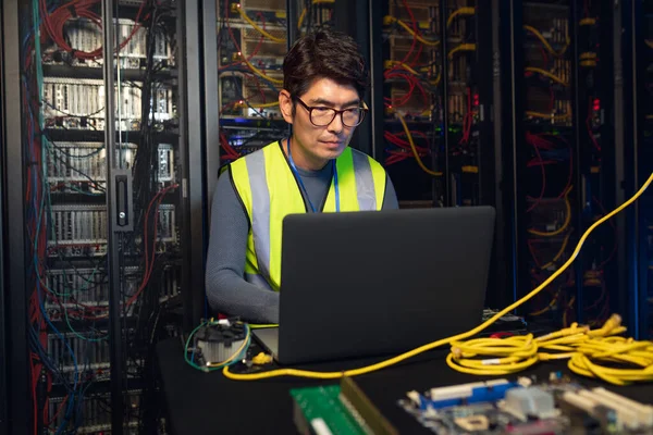 Engenheiro Asiático Usando Laptop Sala Servidor Computador Conceito Gerenciamento Manutenção — Fotografia de Stock