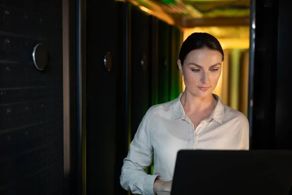 Blanke Vrouwelijke Ingenieur Met Laptop Computerserverruimte Database Server Management Onderhoud — Stockfoto