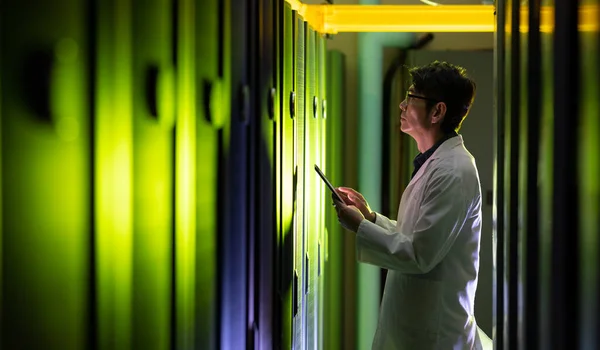 Asian Male Engineer Wearing Apron Using Digital Tablet While Inspecting — Stock Photo, Image