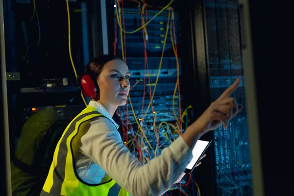高加索女工程师在计算机服务器室检查时使用数字平板电脑 数据库服务器管理和维护概念 — 图库照片